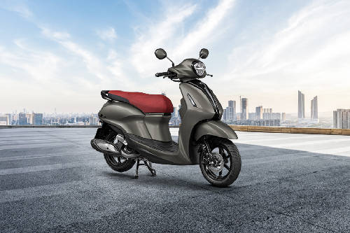 Yamaha Grand Filano Hybrid Connected Vs Yamaha Xmax Tech Max ZigWheels