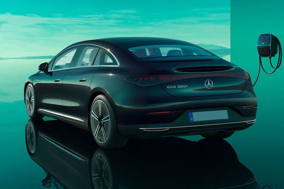 Rear Medium View of เมอเซเดส-เบนซ์ EQE Saloon