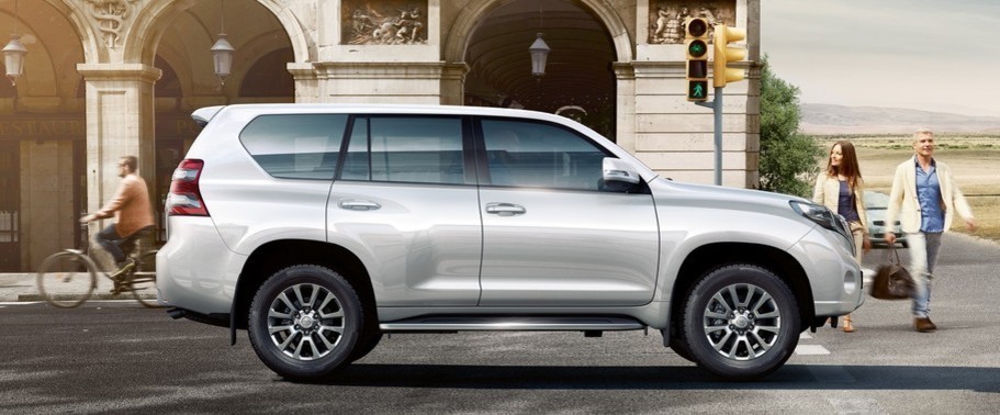 โตโยต้า Land Cruiser Drivers Sideview โตโยต้า Land Cruiser Drivers Sideview