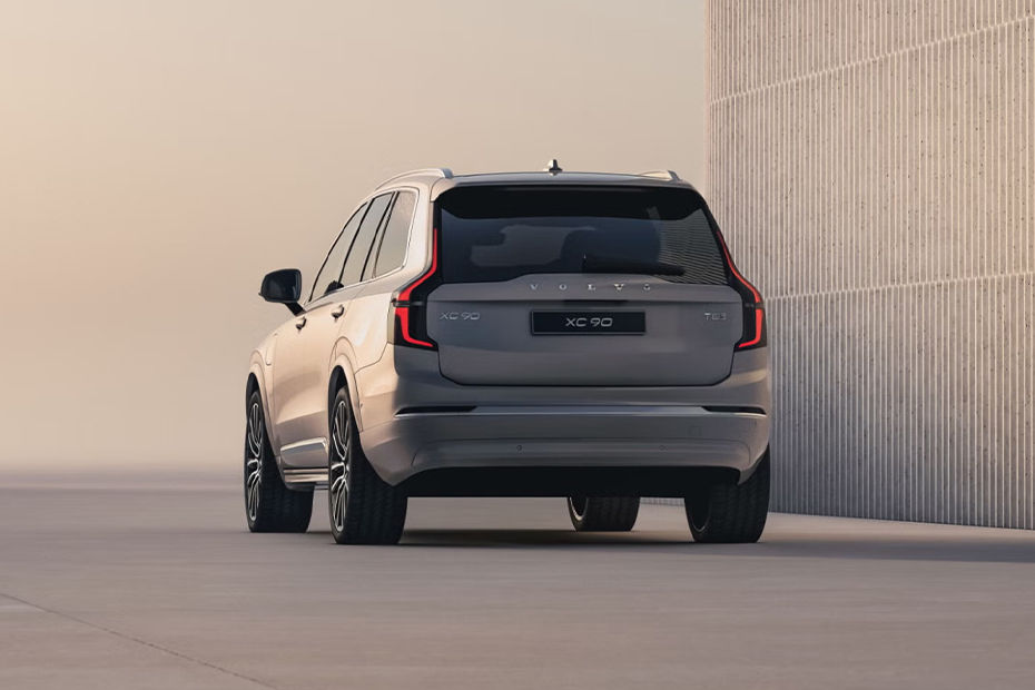 Rear Medium View of วอลโว่ XC90