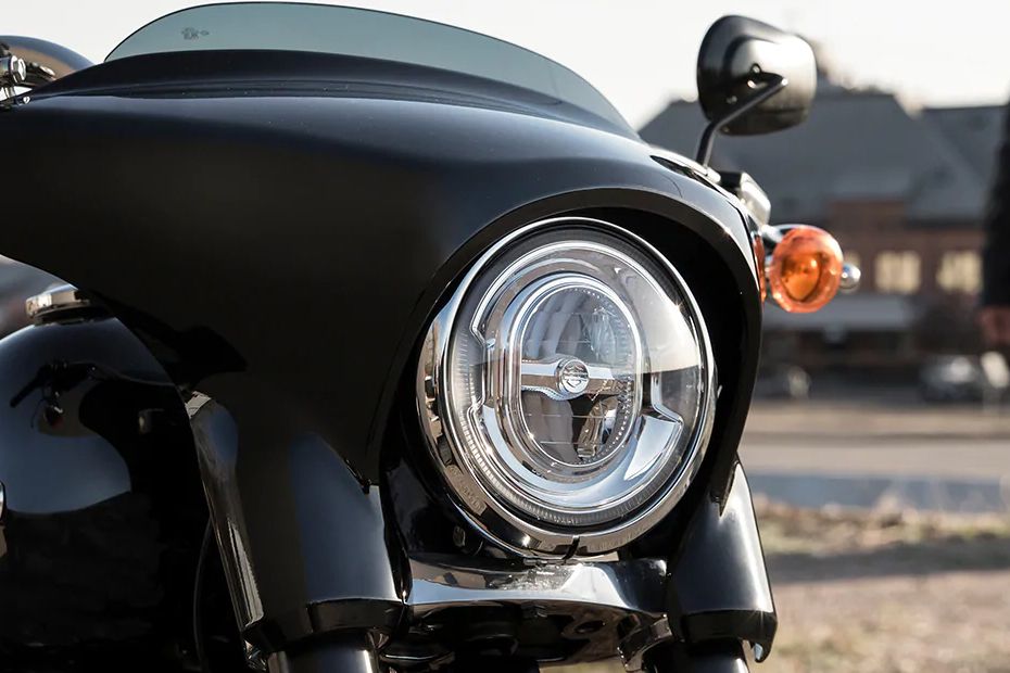 ฮาร์เลย์-เดวิดสัน สปอร์ต ไกลด์ Head Light View ฮาร์เลย์-เดวิดสัน สปอร์ต ไกลด์ Head Light View