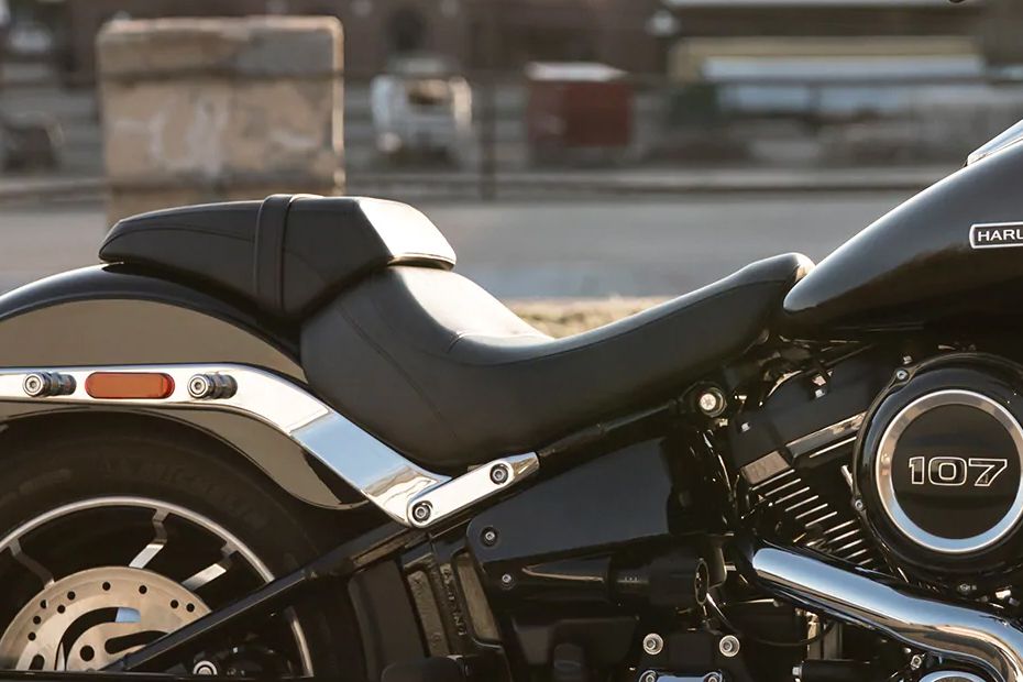 ฮาร์เลย์-เดวิดสัน สปอร์ต ไกลด์ Rider Seat View ฮาร์เลย์-เดวิดสัน สปอร์ต ไกลด์ Rider Seat View