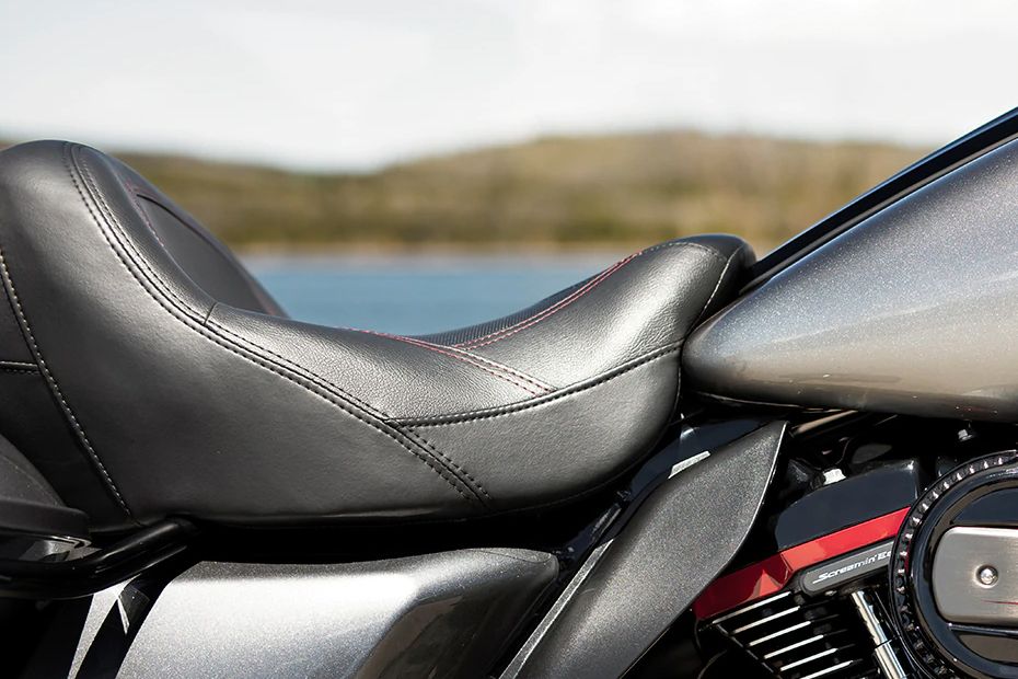 ฮาร์เลย์-เดวิดสัน ซีวีโอ ลิมิเต็ด Rider Seat View ฮาร์เลย์-เดวิดสัน ซีวีโอ ลิมิเต็ด Rider Seat View