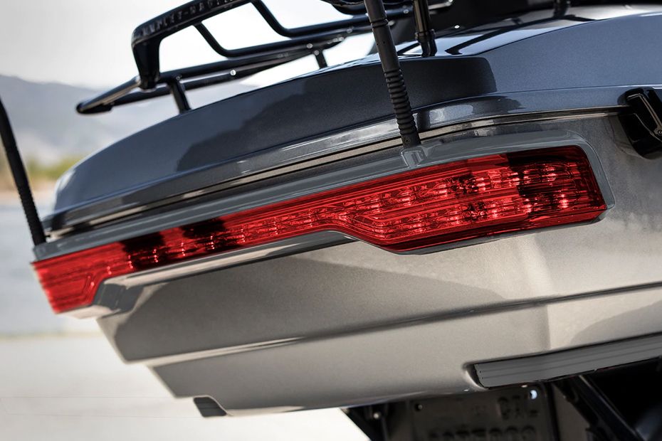 ฮาร์เลย์-เดวิดสัน ซีวีโอ ลิมิเต็ด Tail Light View ฮาร์เลย์-เดวิดสัน ซีวีโอ ลิมิเต็ด Tail Light View