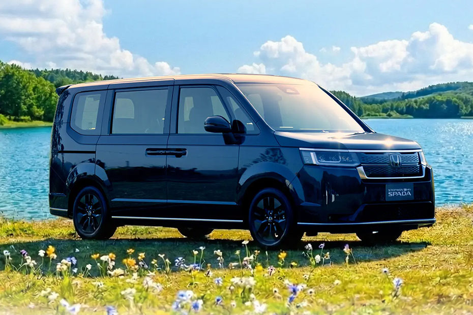 Honda STEP WGN e:HEV Front Cross Side View