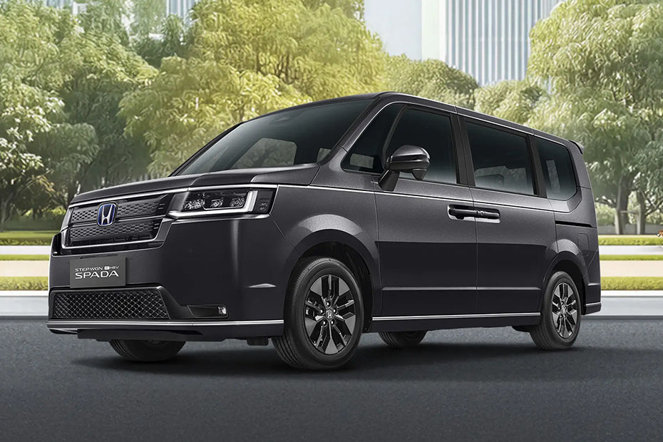 STEP WGN e:HEV Front deep low Angle View