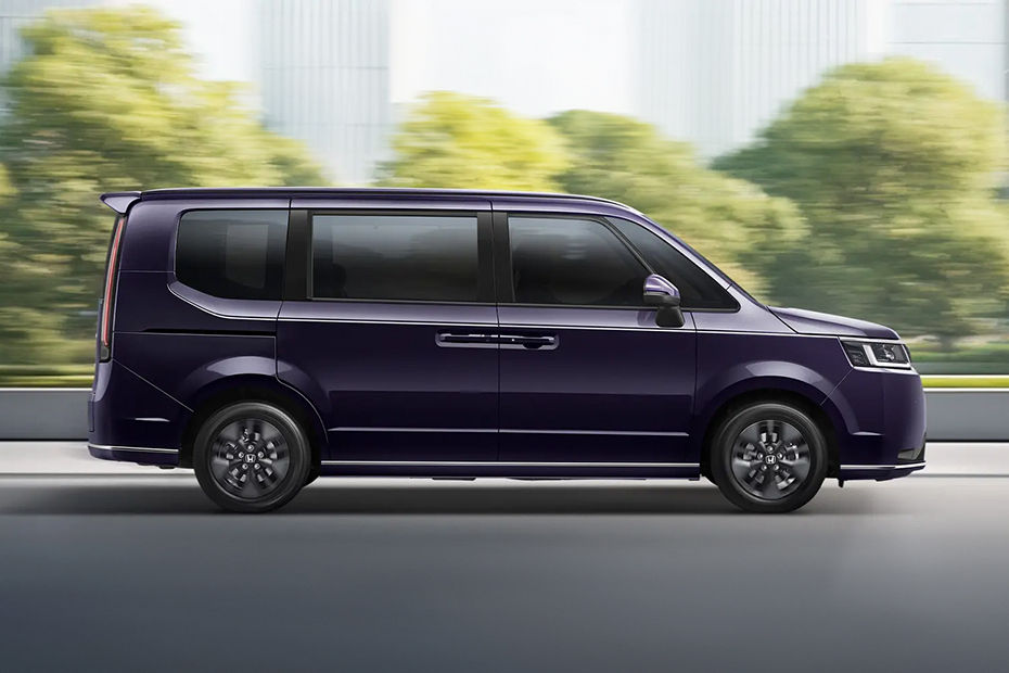 STEP WGN e:HEV Medium Angle Front View