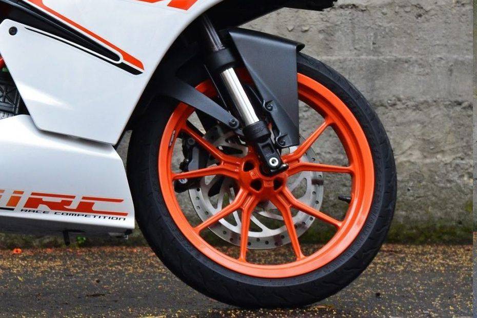 เคทีเอ็ม อาร์ซี 200 Front Tyre View เคทีเอ็ม อาร์ซี 200 Front Tyre View