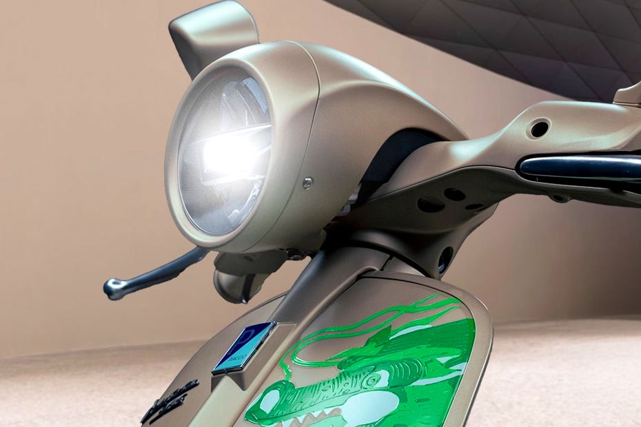 เวสป้า 946 Dragon Head Light View