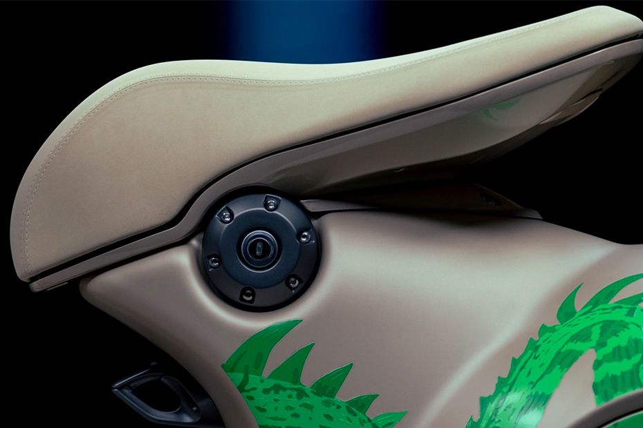 เวสป้า 946 Dragon Rider Seat View