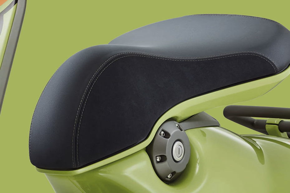 เวสป้า 946 Rider Seat View