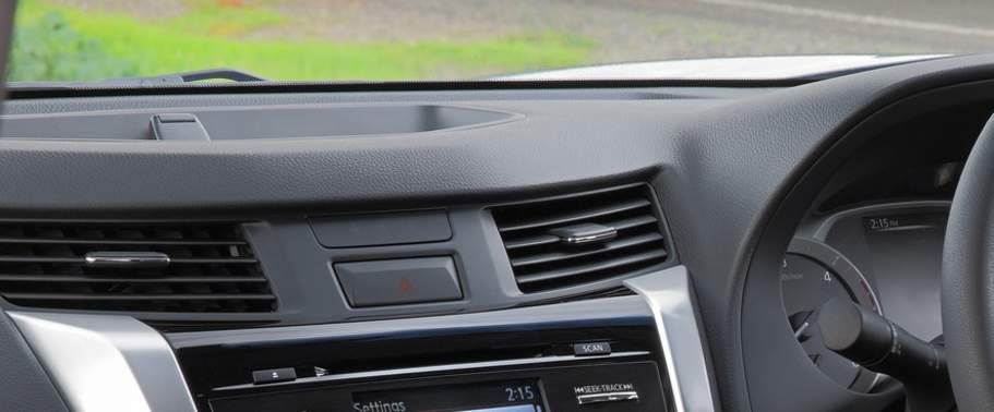 Stereo View of เอ็นพี 300 นาวาร่า สปอร์ตเทค เคซี