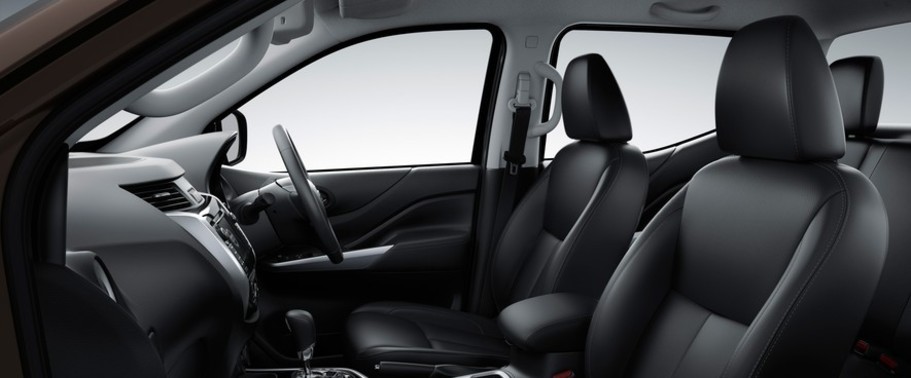 เอ็นพี 300 นาวาร่า สปอร์ตเทค ดีซี Front Seats