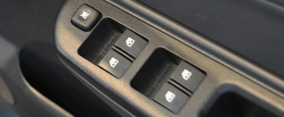โปรตอน ซาก้า ซีวีที Drivers Side In Side Door Controls
