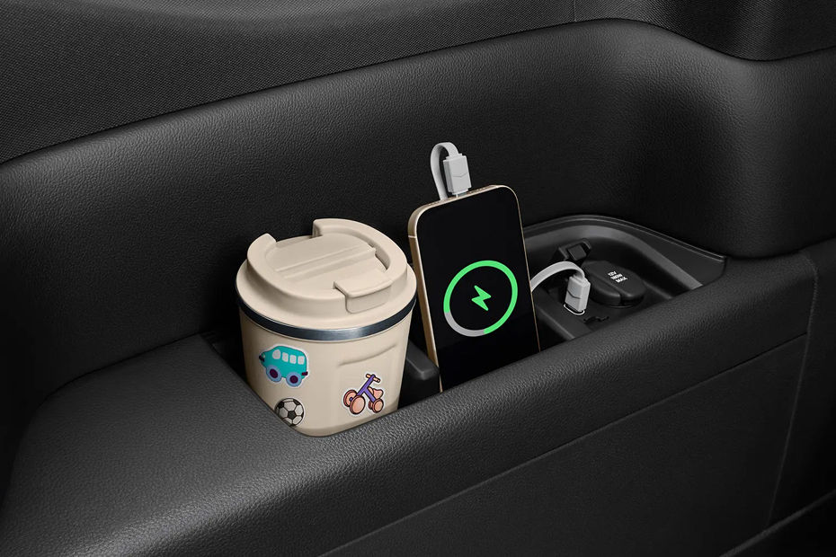 STEP WGN e:HEV Cup Holder Side View