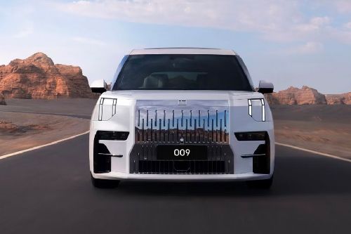 Full Front View of 009