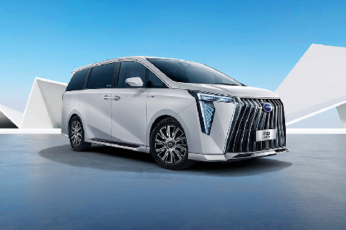 M8 PHEV Front angle low view