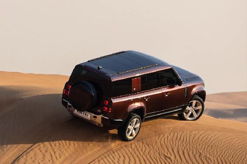 Rear Medium View of แลนด์โรเวอร์ Defender 110