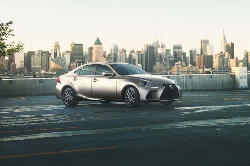 เลกซัส ไอเอส Front Medium View