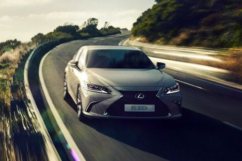 อีเอส Medium Angle Front View