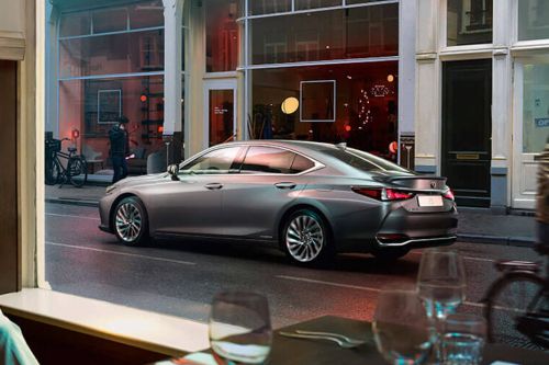 Rear Cross Side View of เลกซัส อีเอส