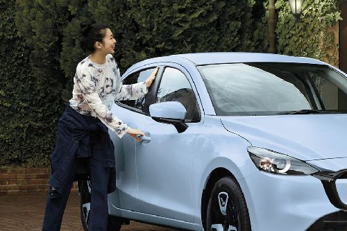 มาสด้า 2 แฮชแบ๊ค Drivers Side Mirror Front Angle