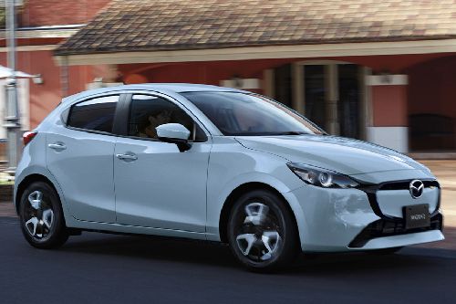 มาสด้า 2 แฮชแบ๊ค Front Side View