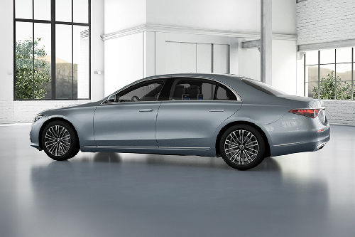 Rear Cross View of เมอเซเดส-เบนซ์ S-Class Saloon