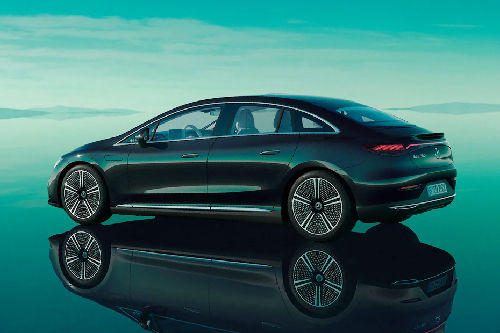 Rear Cross View of เมอเซเดส-เบนซ์ EQE Saloon