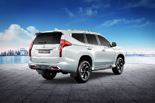 ปาเจโร่ สปอร์ต Rear angle view