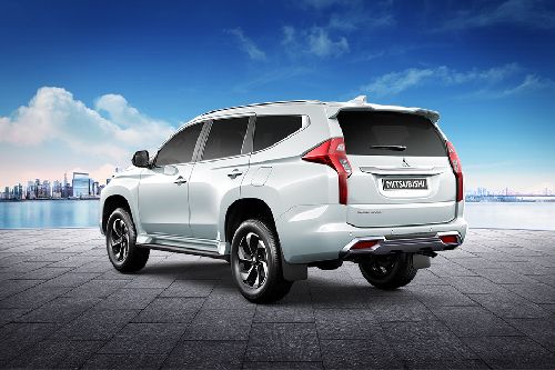 Rear Cross Side View of มิตซูบิชิ ปาเจโร่ สปอร์ต