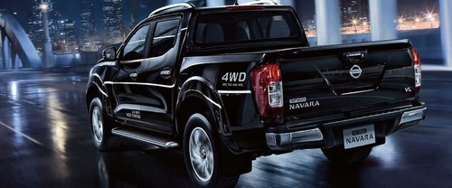 Navara NP300 Double Cab Side view