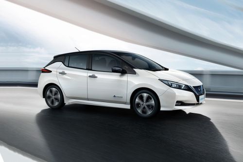 นิสสัน ลีฟ Front Cross Side View