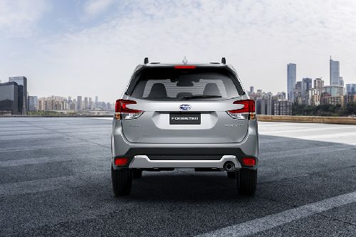Full Rear View of ซูบารุ ฟอเรสเตอร์