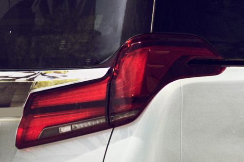 อัลฟาร์ด Tail light