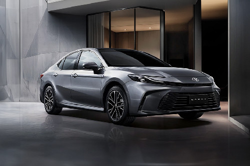 Toyota Camry Front Cross Side View