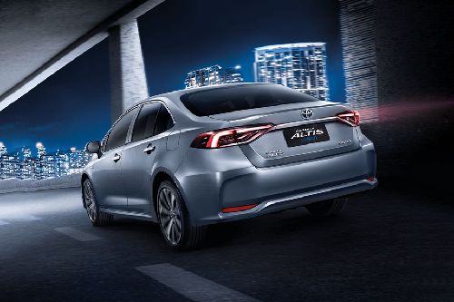 Rear Medium View of โตโยต้า โคโรลา อัลติส