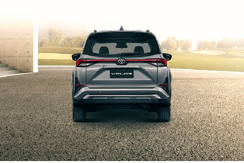 Full Rear View of โตโยต้า Veloz