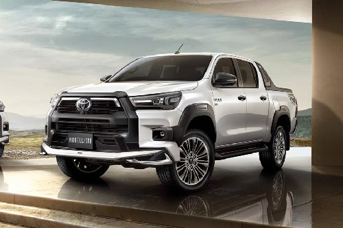 Hilux Revo Rocco Front deep low Angle View