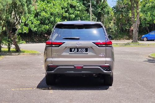 Full Rear View of โตโยต้า Innova Zenix