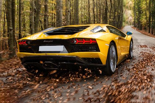 Rear Cross Side View of แลมโบกินี่ อเวนทาเดอร์