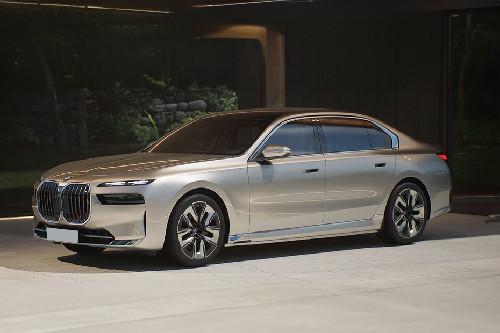 BMW i7 Front Side View