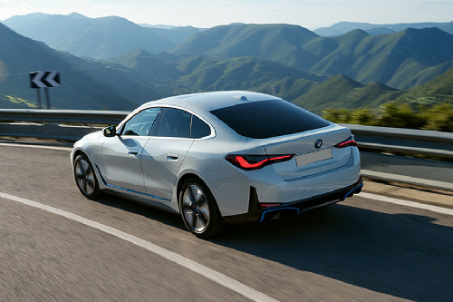 Rear Cross View of บีเอ็มดับเบิลยู i4