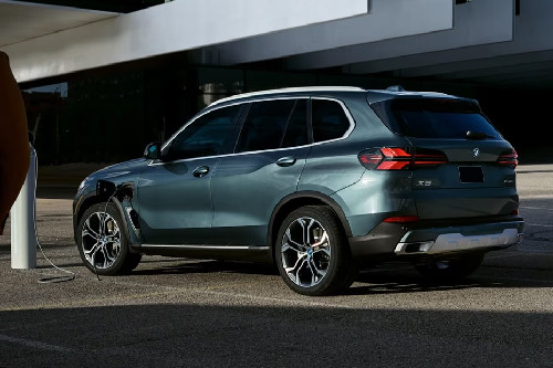 Rear Cross View of บีเอ็มดับเบิลยู X5