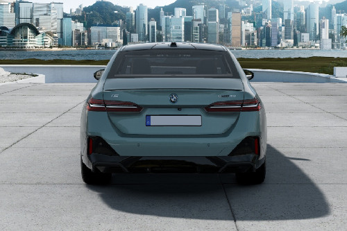 Full Rear View of บีเอ็มดับเบิลยู i5