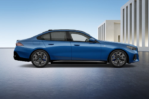 ซีรีย์ 5 ซีดาน Medium Angle Front View