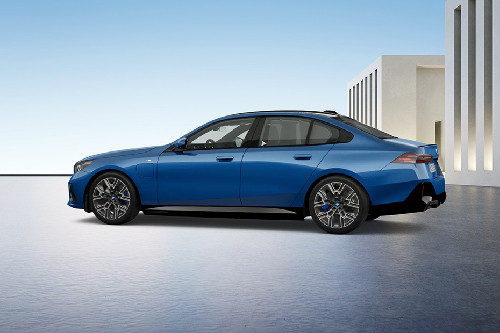 Rear Cross View of บีเอ็มดับเบิลยู ซีรีย์ 5 ซีดาน