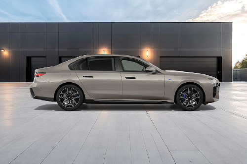 ซีรีย์ 7 ซีดาน Medium Angle Front View