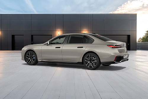 Rear Cross View of บีเอ็มดับเบิลยู ซีรีย์ 7 ซีดาน