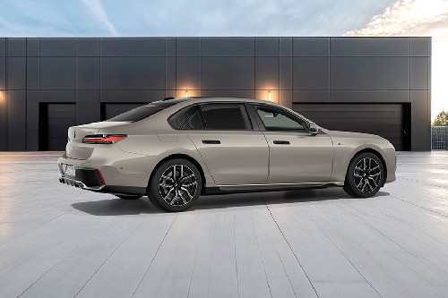 ซีรีย์ 7 ซีดาน Rear Medium Side View